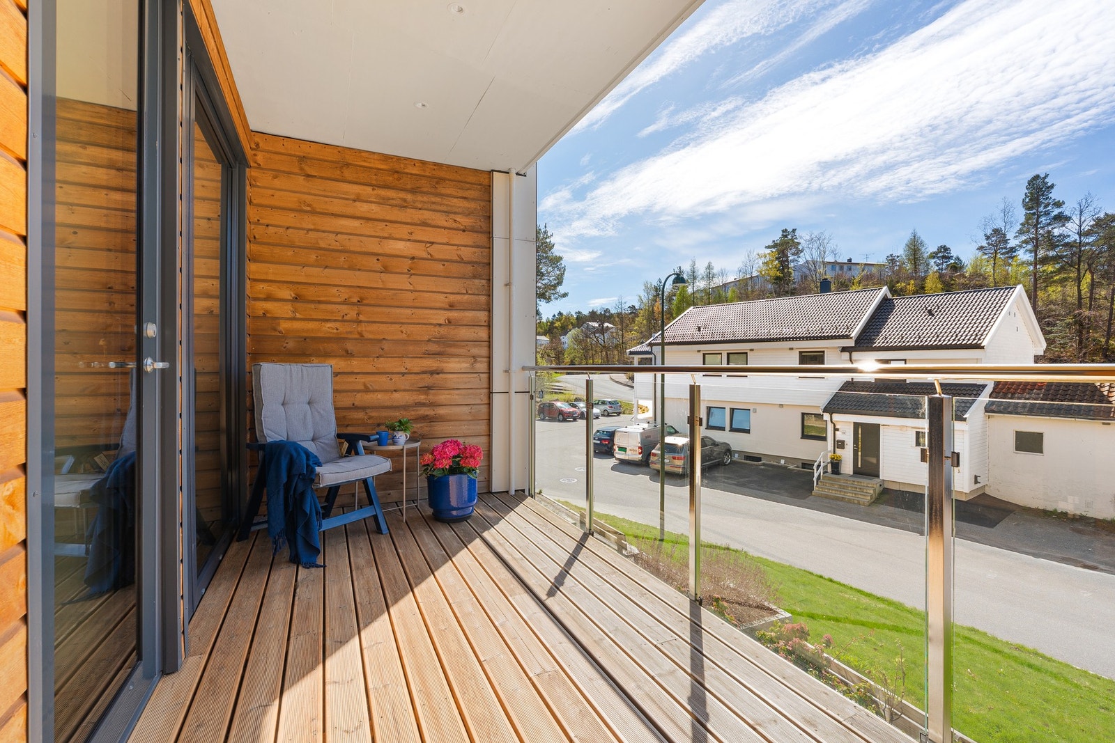 Fra stua er det utgang til en solrik terrasse. Galleribilde
