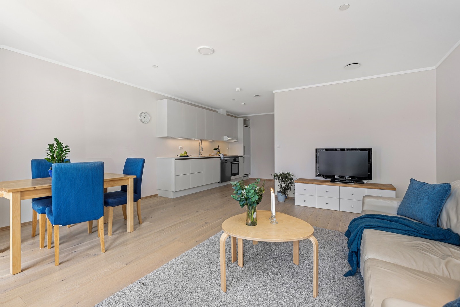 I stua er det god plass til både sitte- og spisegruppe. Galleribilde