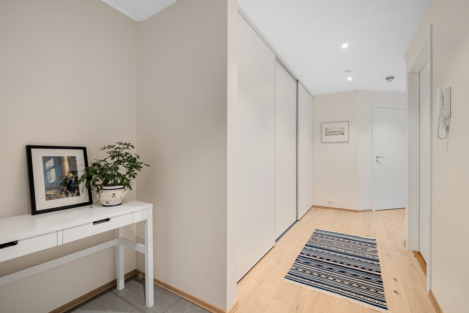 I gangen er det en stor skyvedørsgarderobe med masse plass til klær og sko. Galleribilde