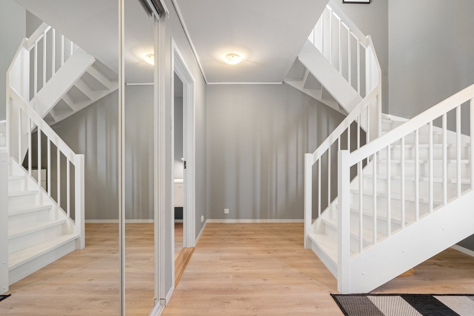Romslig gang/entré med skyvedørsgarderobe. Galleribilde