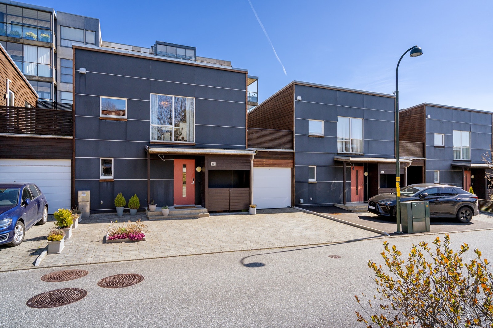 I tillegg til garasje er det et romslig gårdstun, Galleribilde