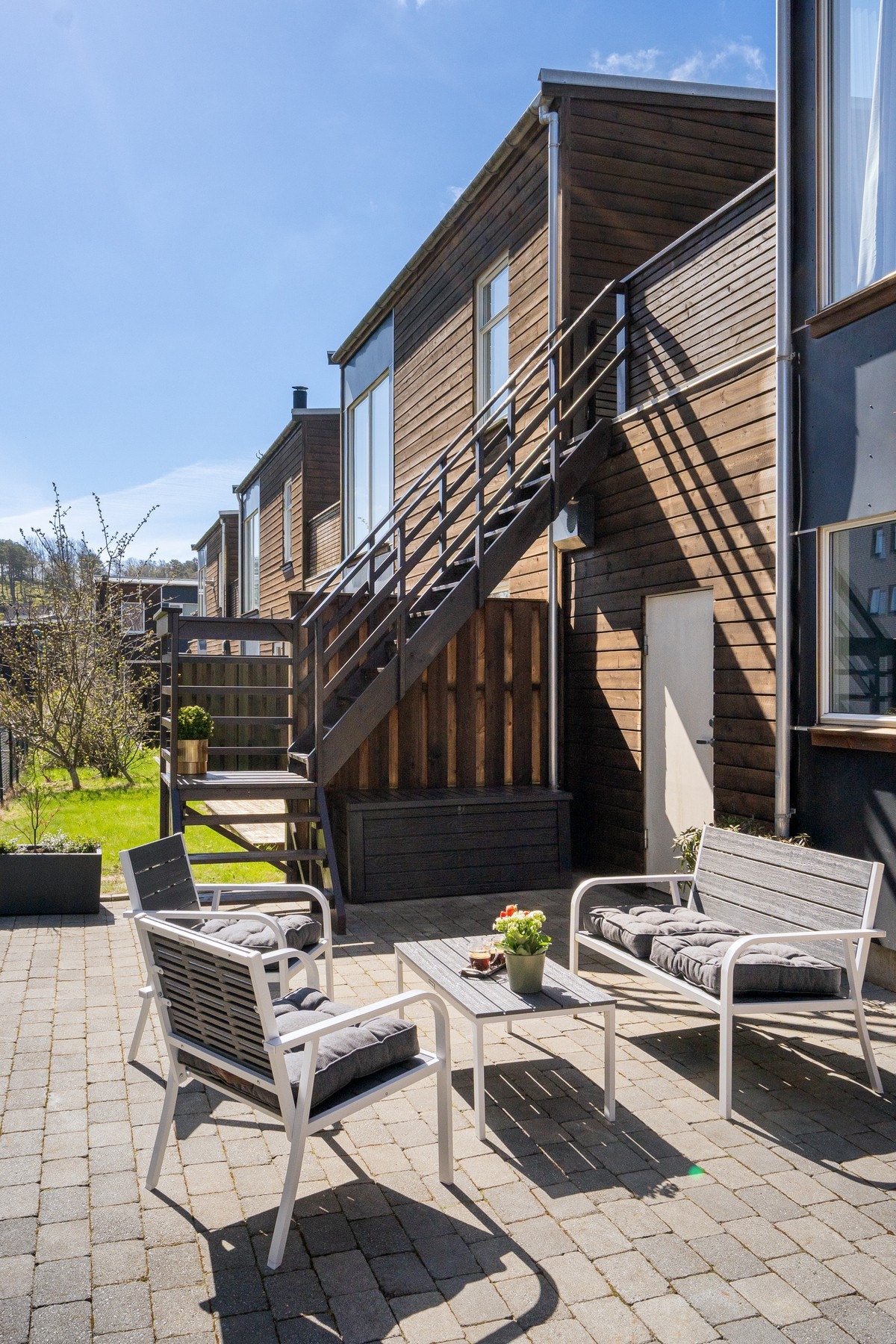 Det er trapp mellom uteplassen på bakkeplan og terrassen. Galleribilde