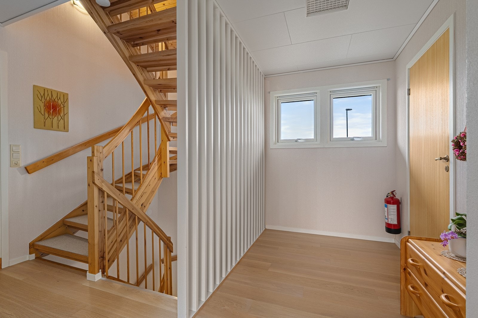 Romslig gang i hovedetasjen Galleribilde