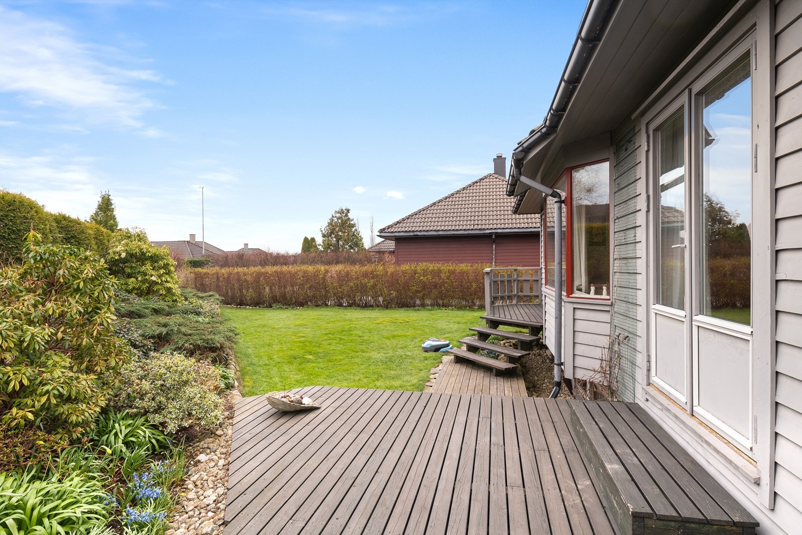 Eiendommen byr på både terrasse og hage Galleribilde