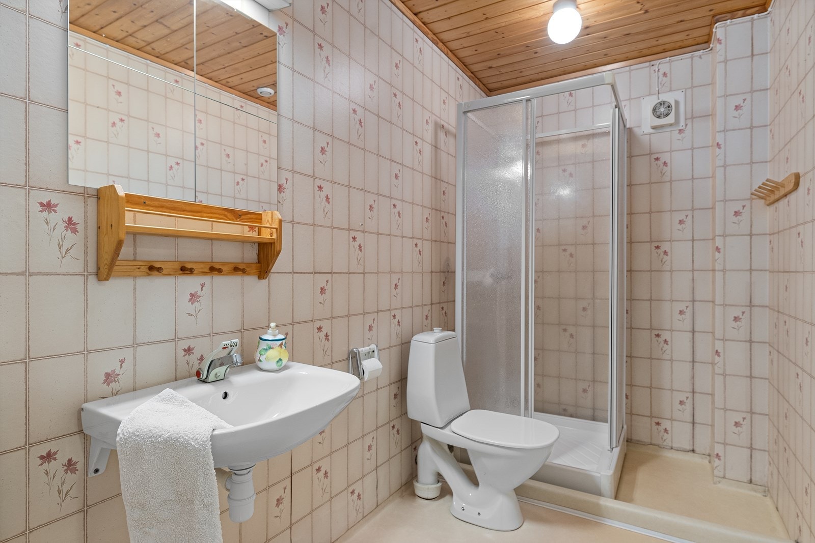 Badet i underetasjen har tapet på vegg, panel i taket og gulvet er belagt med vinylbelegg og har elektrisk varmekabel som oppvarmingskilde Galleribilde