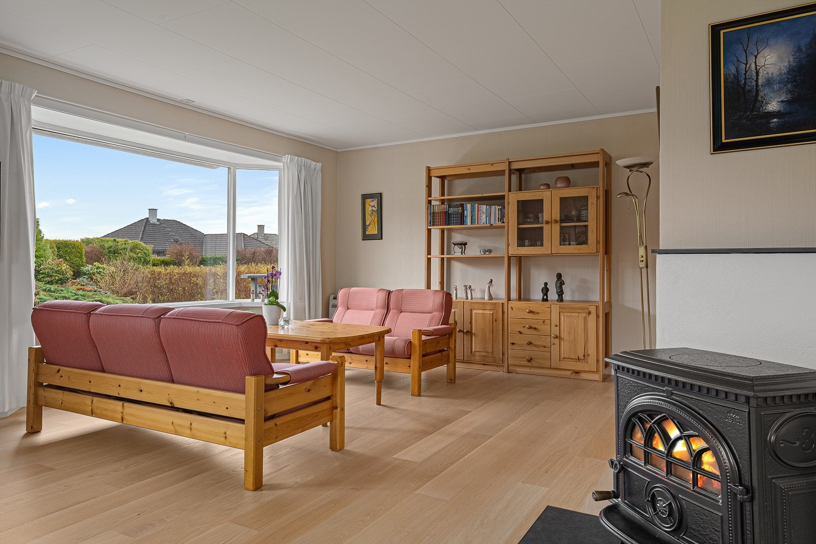Stue og kjøkken er plassert i hovedetasjen (den midtre etasjen). Stuen er Lys og luftig med flere møbleringsmuligheter, pent oppusset med bl.a. nyere gulv. Galleribilde