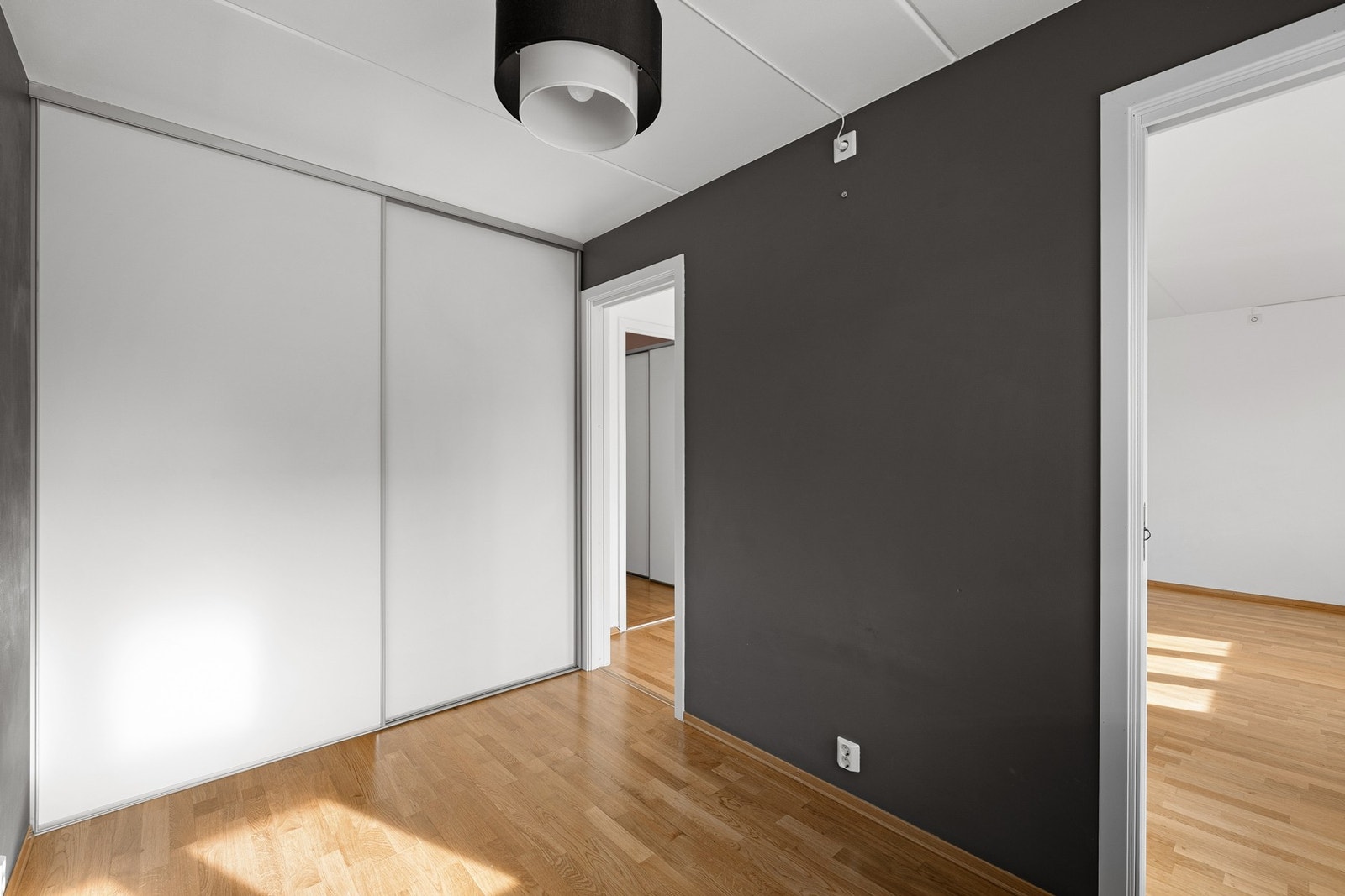 Rommet har en stor skyvedørsgarderobe med gode oppbevaringsmuligheter. Galleribilde
