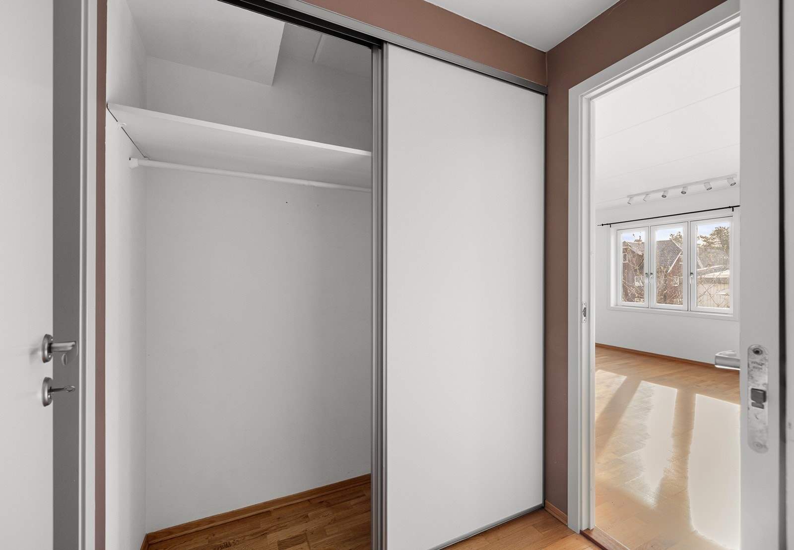 Det er god plass til oppbevaring i stor skyvedørsgarderobe med praktisk innredning. Galleribilde