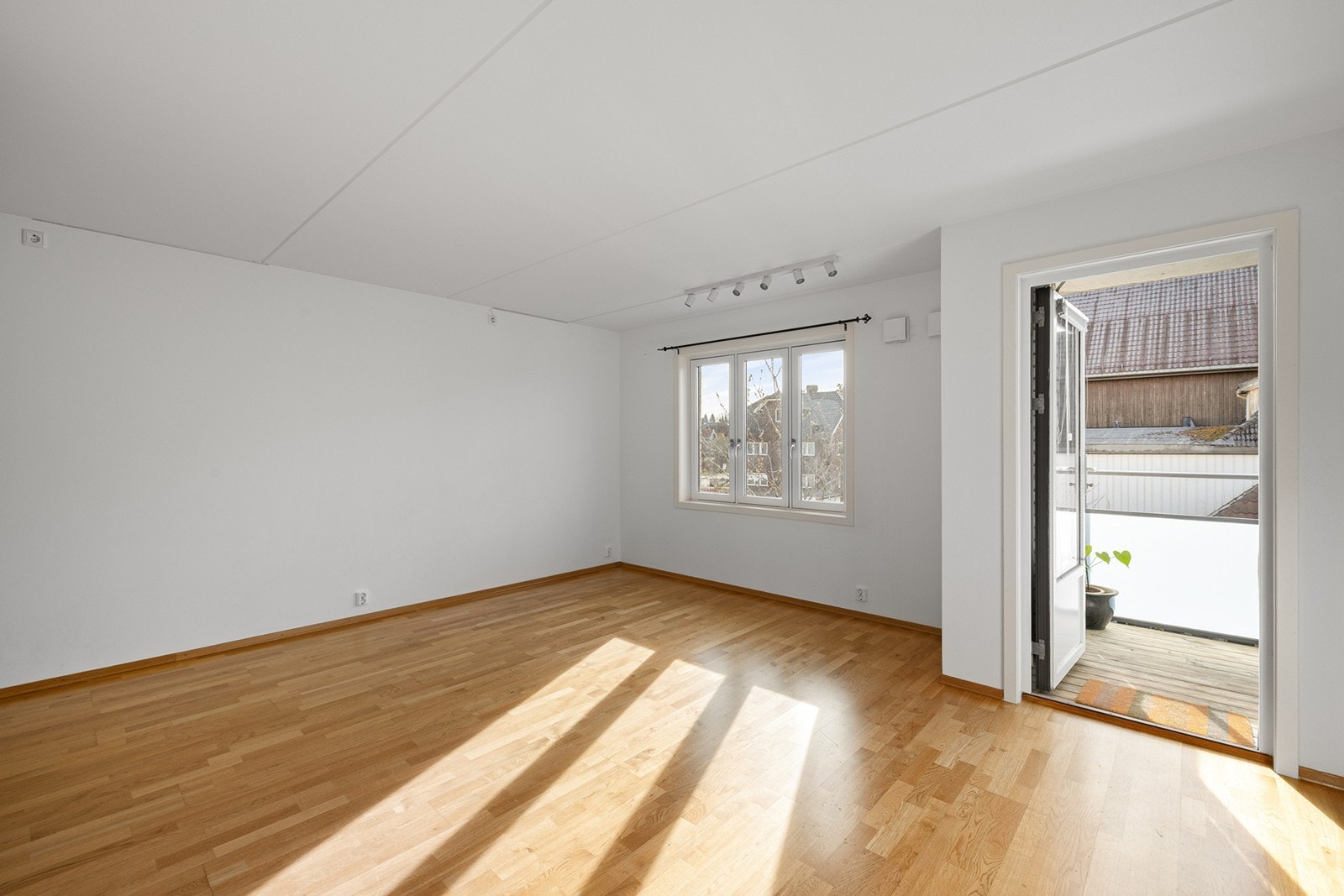 Store vindusflater slipper inn rikelig med naturlig lys, og det er direkte utgang til balkong - perfekt for å forlenge oppholdsrommet på fine dager. Galleribilde