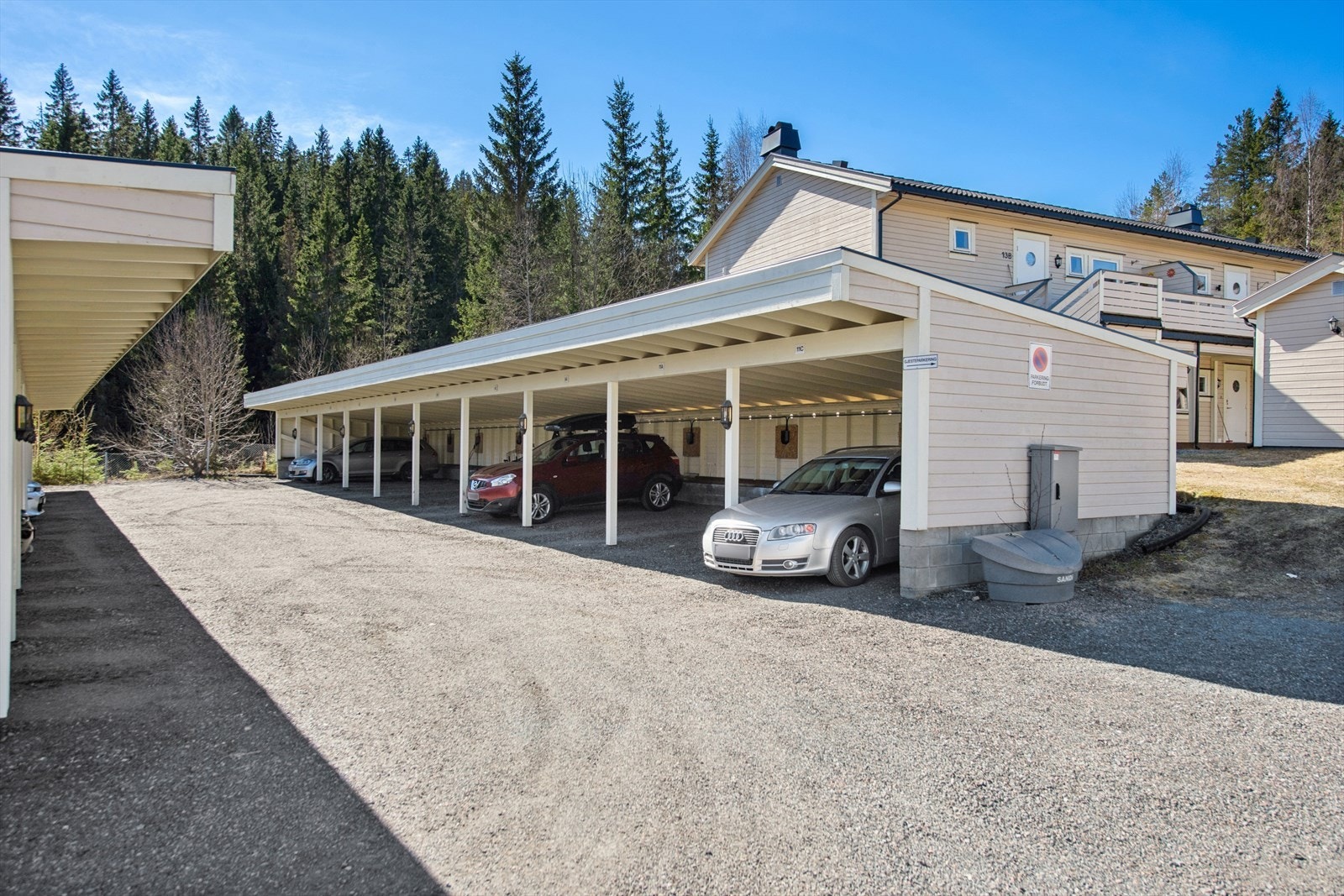 Parkering på fast plass i felles carportanlegg. Sameiet har også gjesteparkering. Galleribilde