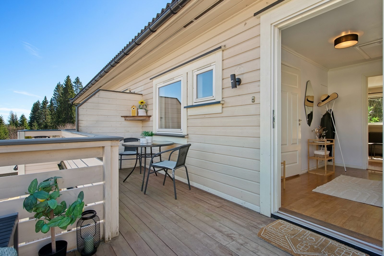 Fra gangen er det utgang til en nordvendt balkong med plass til en liten sittegruppe. Galleribilde