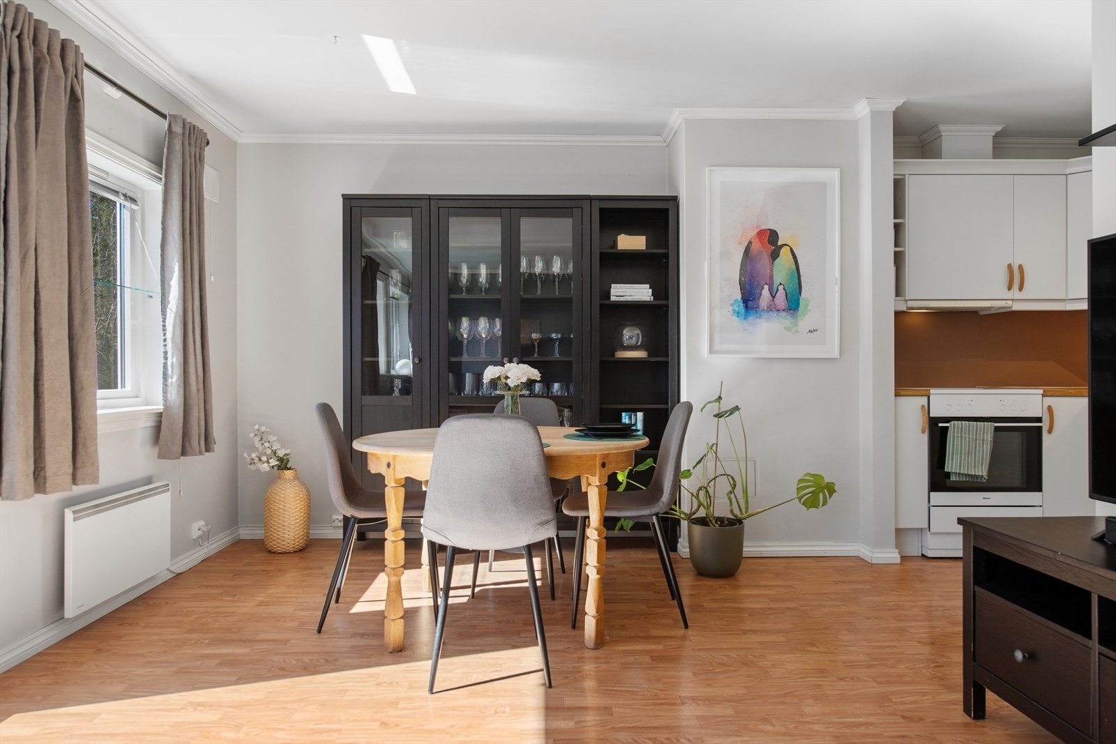 Spisestuen er en naturlig del av det åpne allrommet. Galleribilde