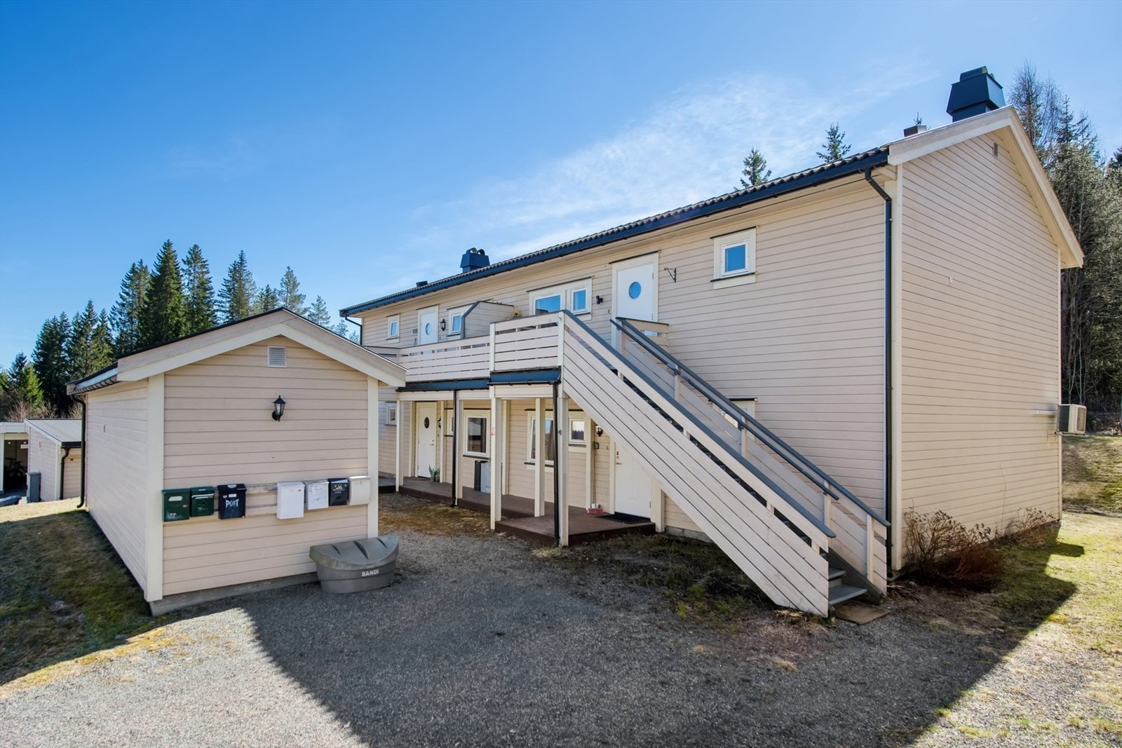 Leiligheten ligger i andre etasje og har en stor, ekstern bod på 5 m² rett ved inngangsdøren, samt fast plass i carport. Galleribilde