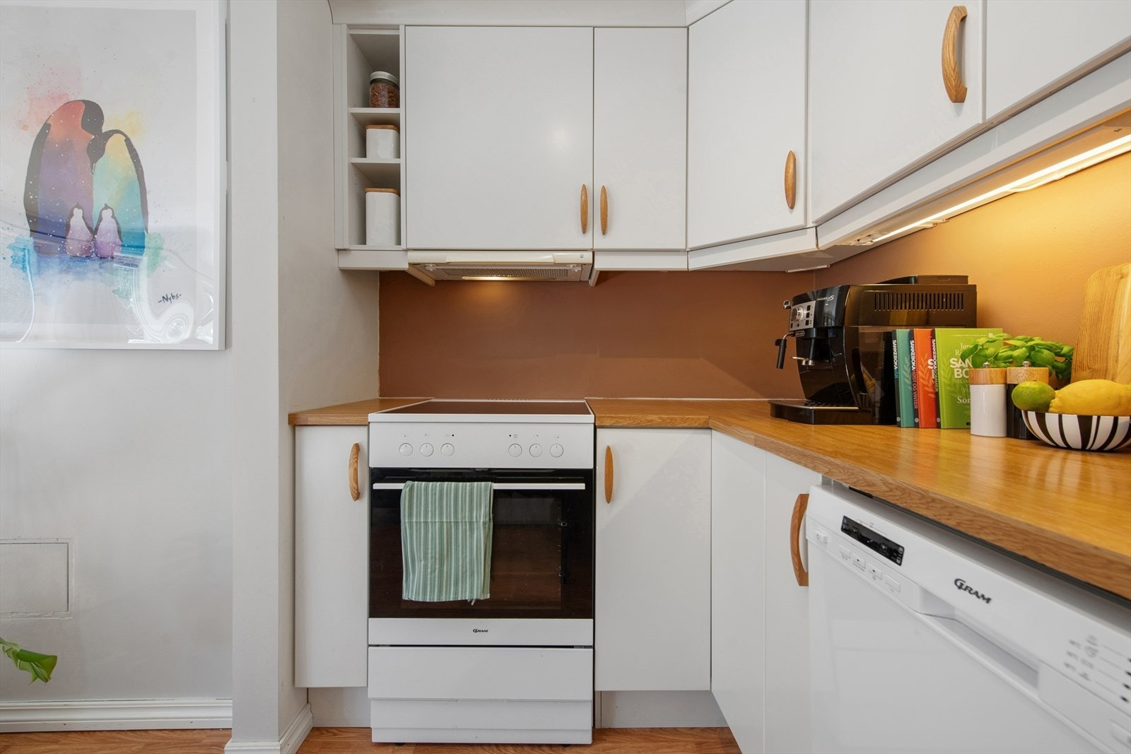 Kjøkkenet har godt med skapplass, og det er avsatt plass til frittstående komfyr, oppvaskmaskin og kjøleskap. Galleribilde
