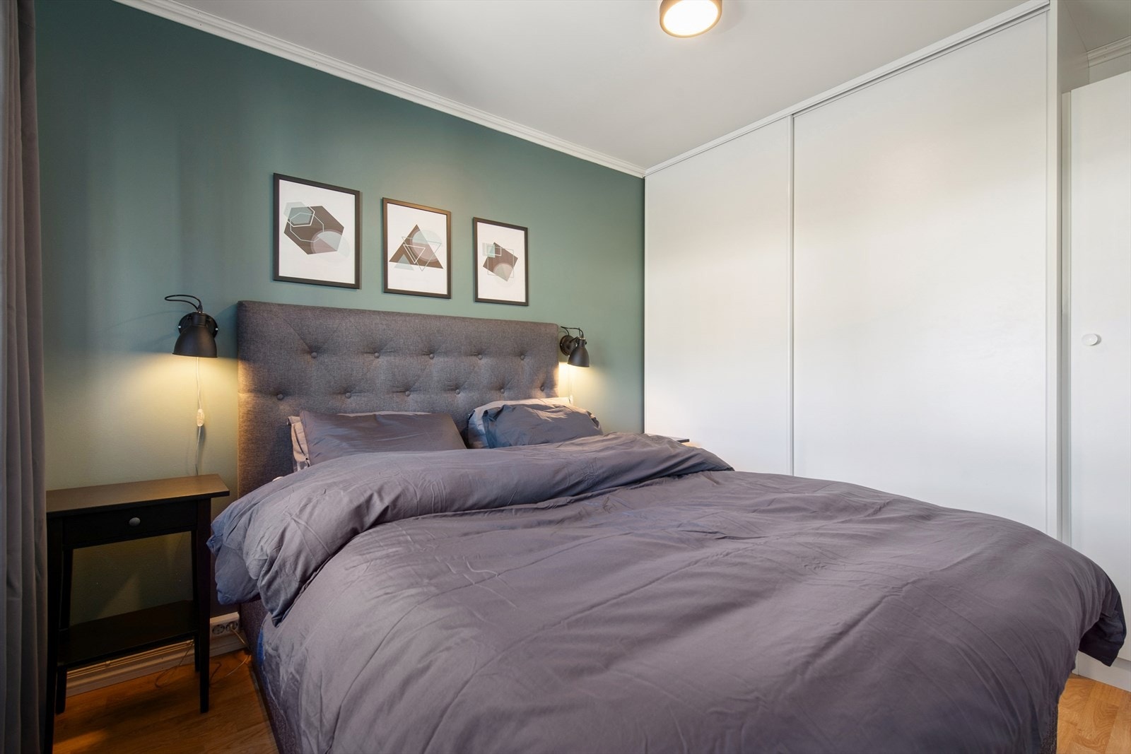 En stor skyvedørsgarderobe gir rikelig med oppbevaringsplass på hovedsoverommet. Galleribilde
