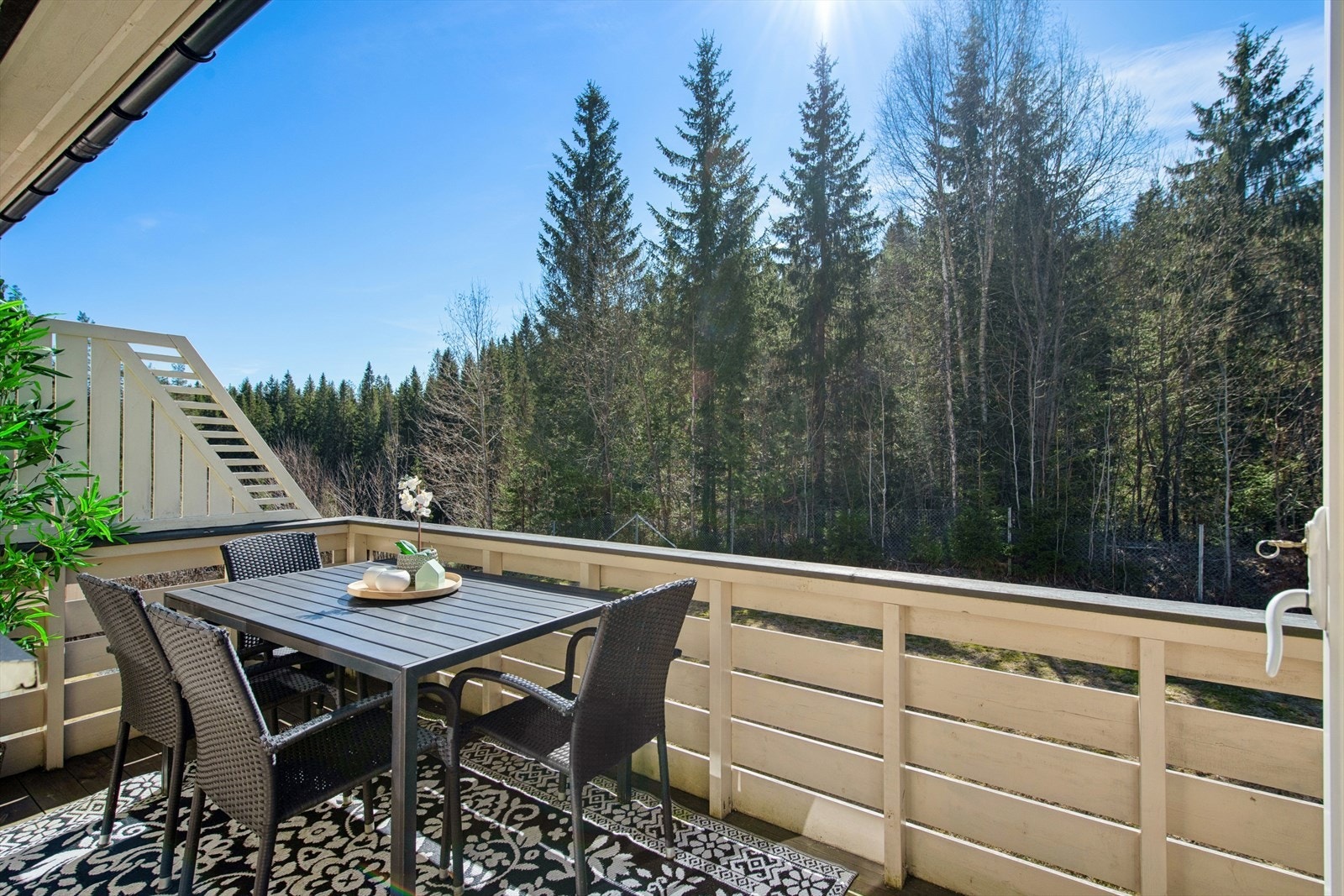 Her sitter du helt usjenert og privat, med utsikt rett ut i skogen. Galleribilde