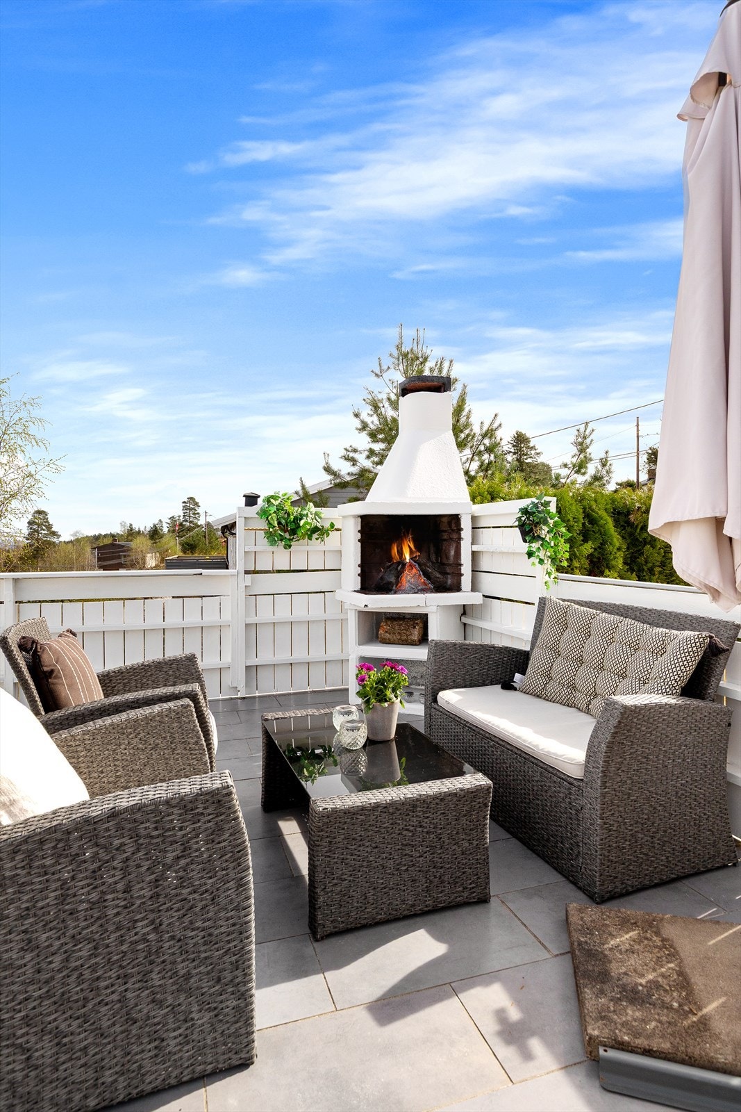 Terrassen har god plass til både spisegruppe, lounge og sosiale soner, og er et naturlig samlingspunkt for både hverdagsliv og hyggelige sammenkomster. Galleribilde