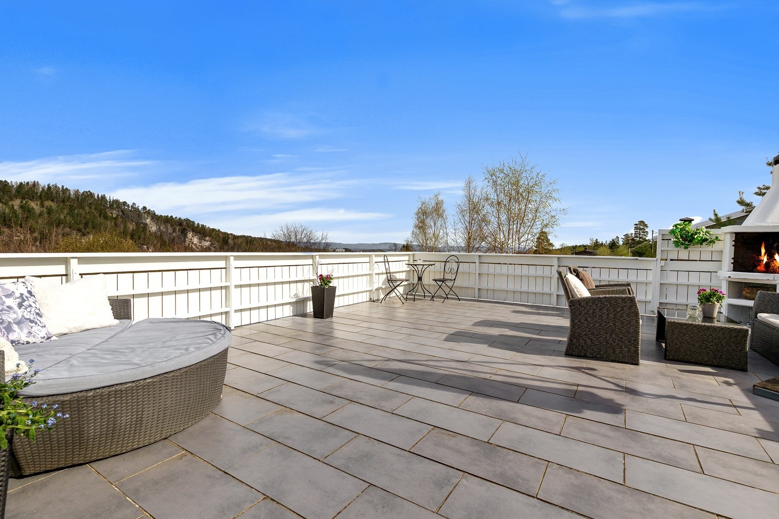 Terrassen er delvis oppført i impregnert treverk og delvis flisbelagt takterrasse over garasjen. Galleribilde
