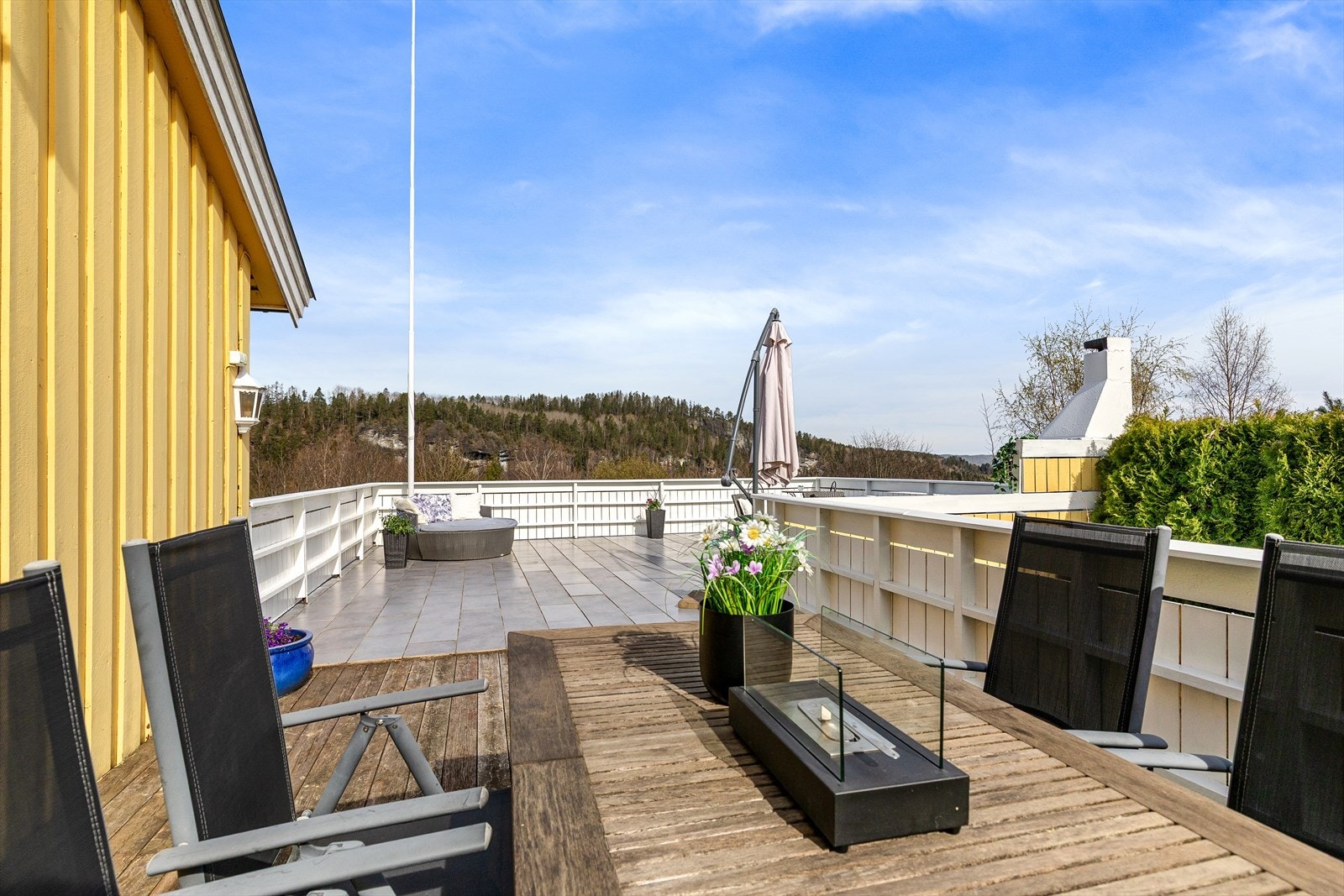 Fra stuen er det direkte utgang til en romslig terrasse på hele ca. 80 kvm. Galleribilde