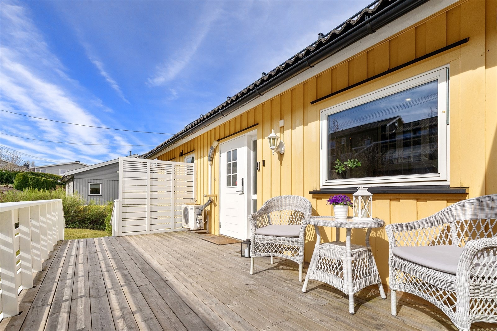 Ved inngangspartiet møtes du av en praktisk terrasse på ca. 15 kvm i impregnert treverk, med adkomst både fra hovedinngangen og via sidedør til trapperommet. Galleribilde