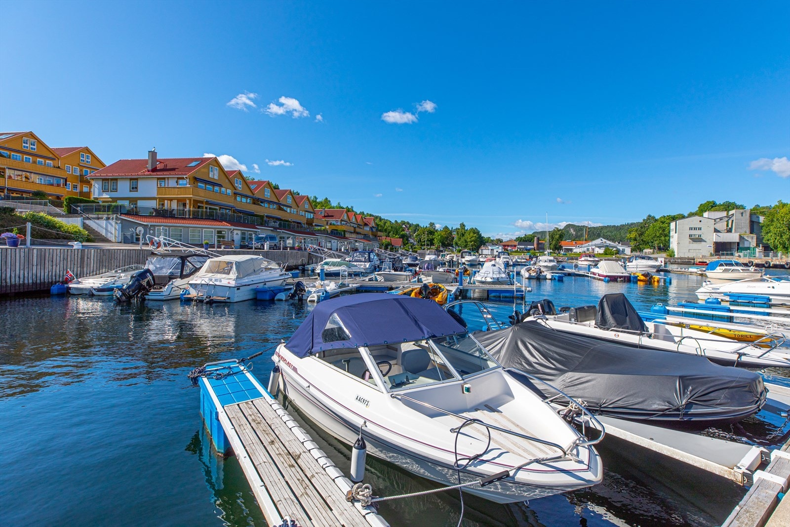 Slemmestad Brygge med båthavn. Galleribilde