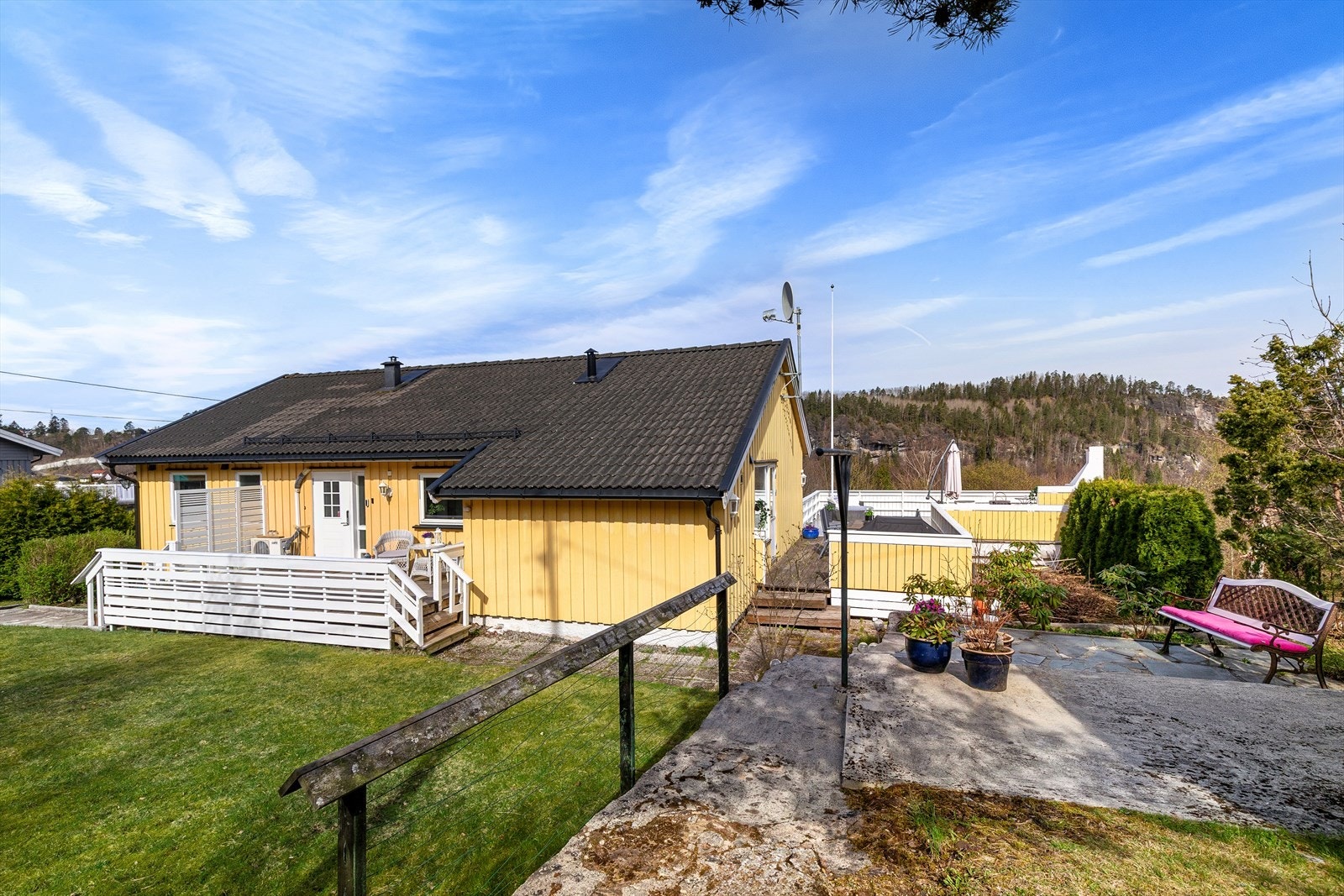 Boligen har flere koselige uteplasser. Galleribilde