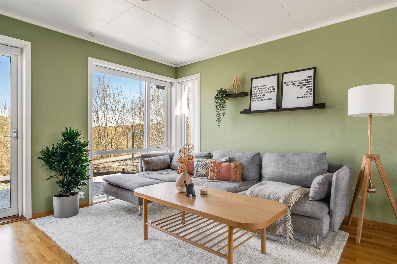 Lys og trivelig stue med store vindusflater som gir mye dagslys. Galleribilde
