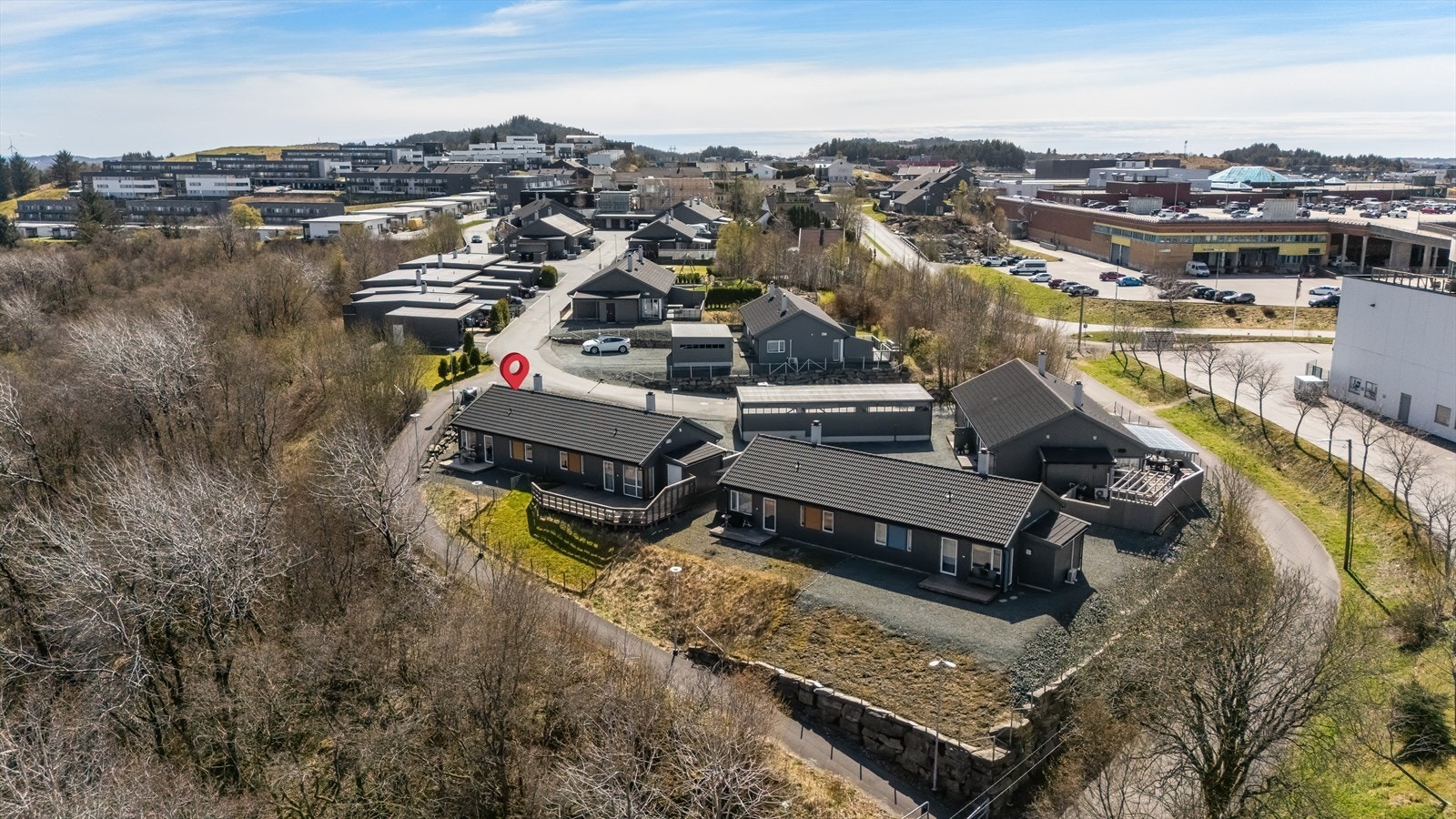 Leiligheten ligger på Vassbrekke med 5 minutters gange til Amanda Storsenter hvor du finner de fleste klesbutikker, sportsbutikker, dagligvarebutikk, hurtigmat restauranter og cafe m.m. Galleribilde