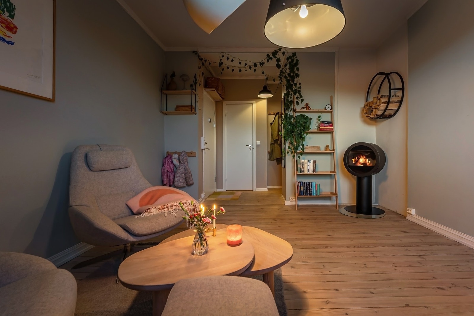 Rommet har en naturlig planløsning med plass til både sofagruppe, og kan fin møbleres etter eget ønske Galleribilde