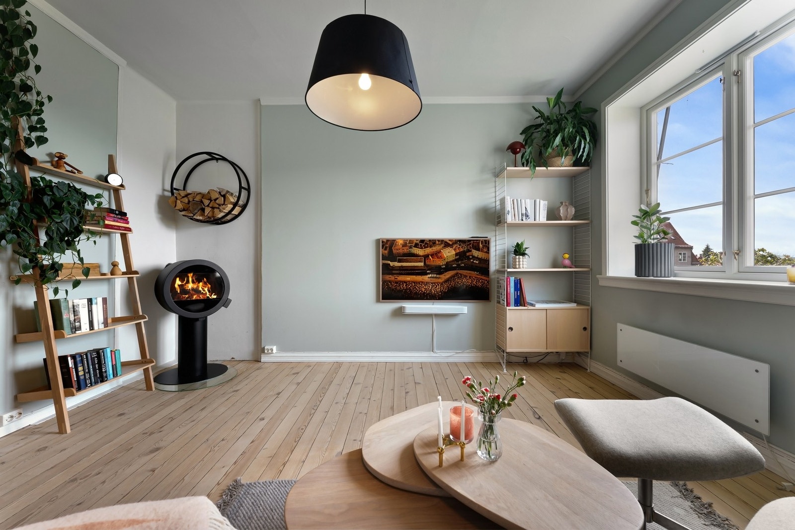 Det er peis i stuen som varmer godt på kalde dager, og som skaper en lun atmosfære Galleribilde