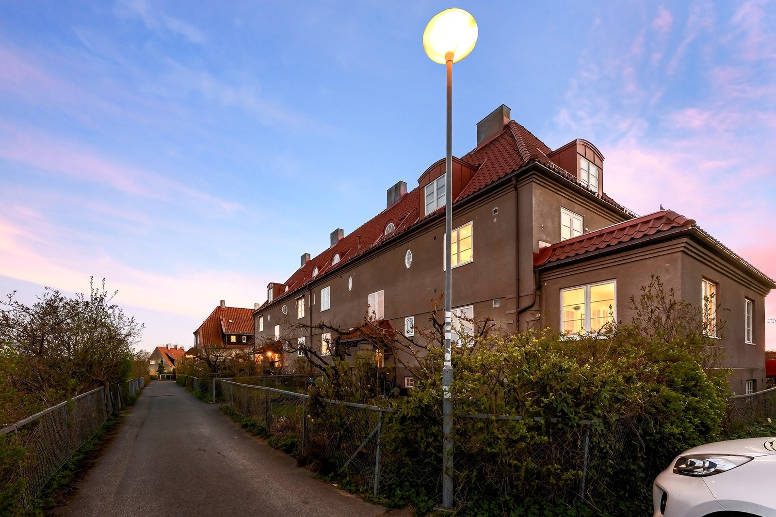 Leiligheten har en landlig beliggenhet i et trafikkstille og barnevennlig område, samtidig som det er kort vei til sentrale deler av Oslo Galleribilde
