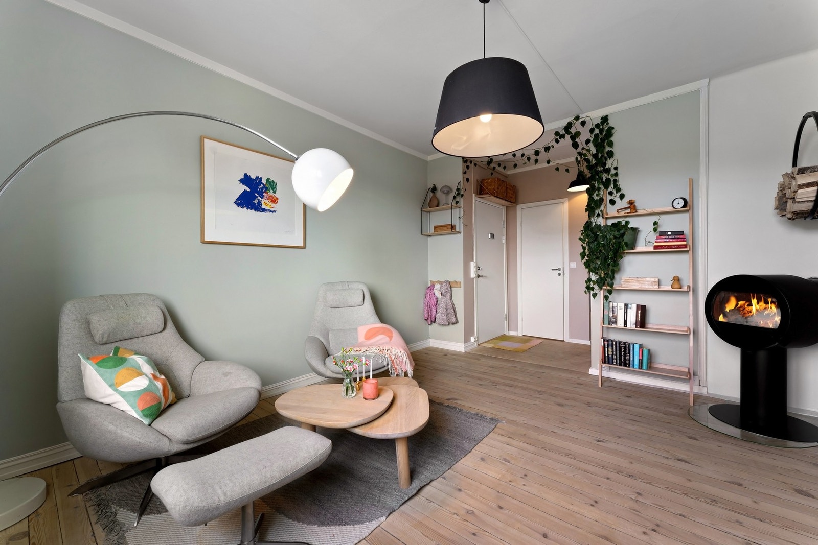 Stuen fremstår lys og innbydende med gode lysforhold fra vindusflater Galleribilde