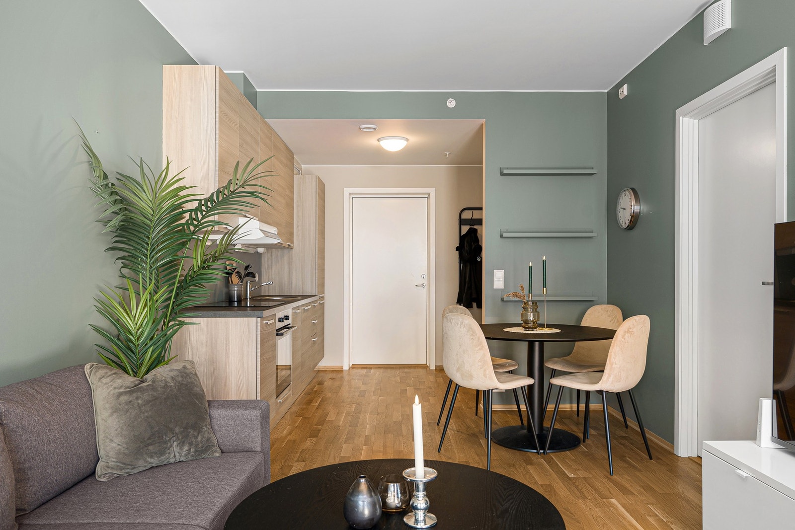 Romslig stue som er enkel å innrede. Galleribilde