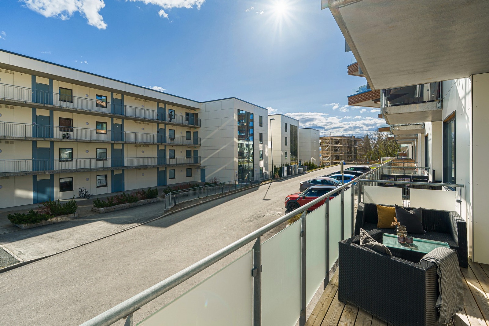 Sørvendt balkong med gode solforhold. Galleribilde