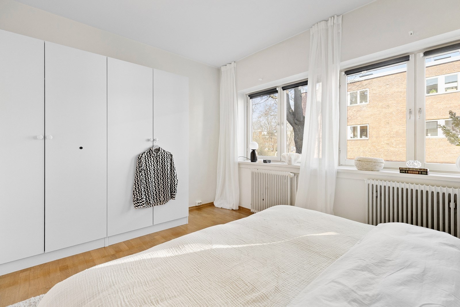 En hel garderobevegg gir rikelig med oppbevaringsplass. Galleribilde
