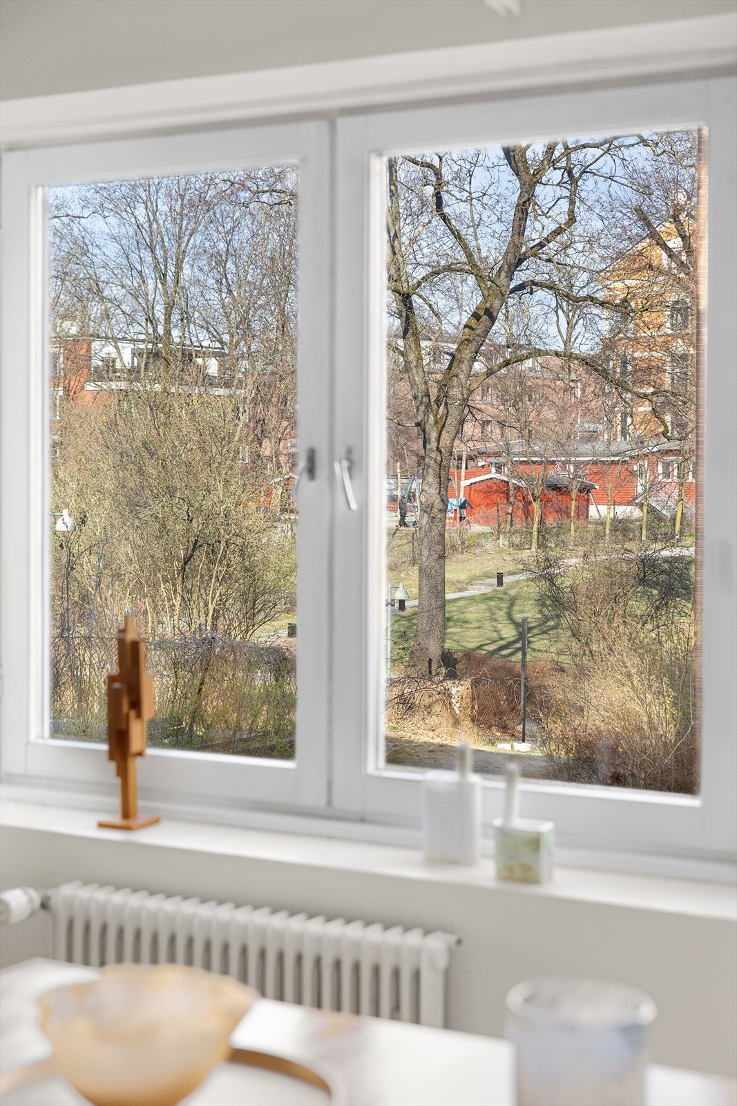 Fra vinduene ser du ut mot grønne omgivelser, skjermet fra byens mas. Galleribilde