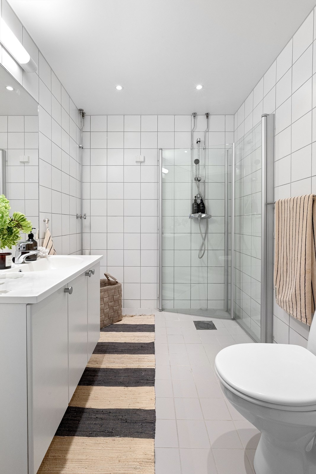 Badet er utstyrt med innfellbare dusjdører for optimal plassutnyttelse og har opplegg for vaskemaskin. Galleribilde