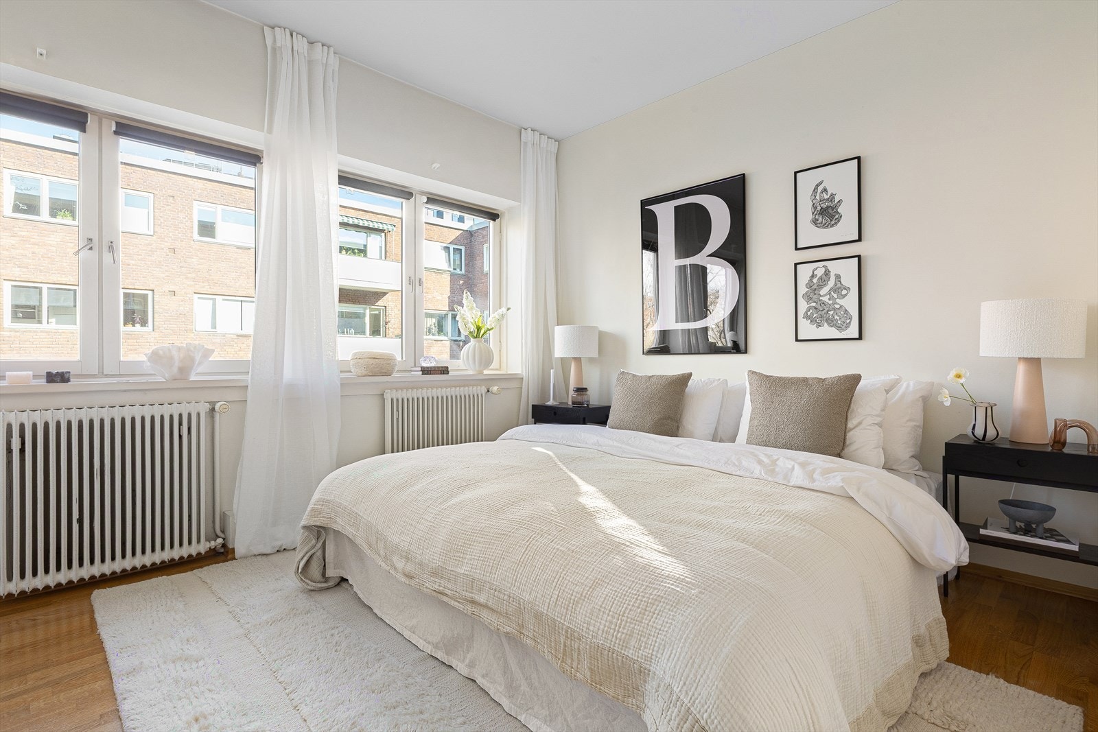 Soverommet har god plass til dobbeltseng og vender ut mot et rolig område. Galleribilde