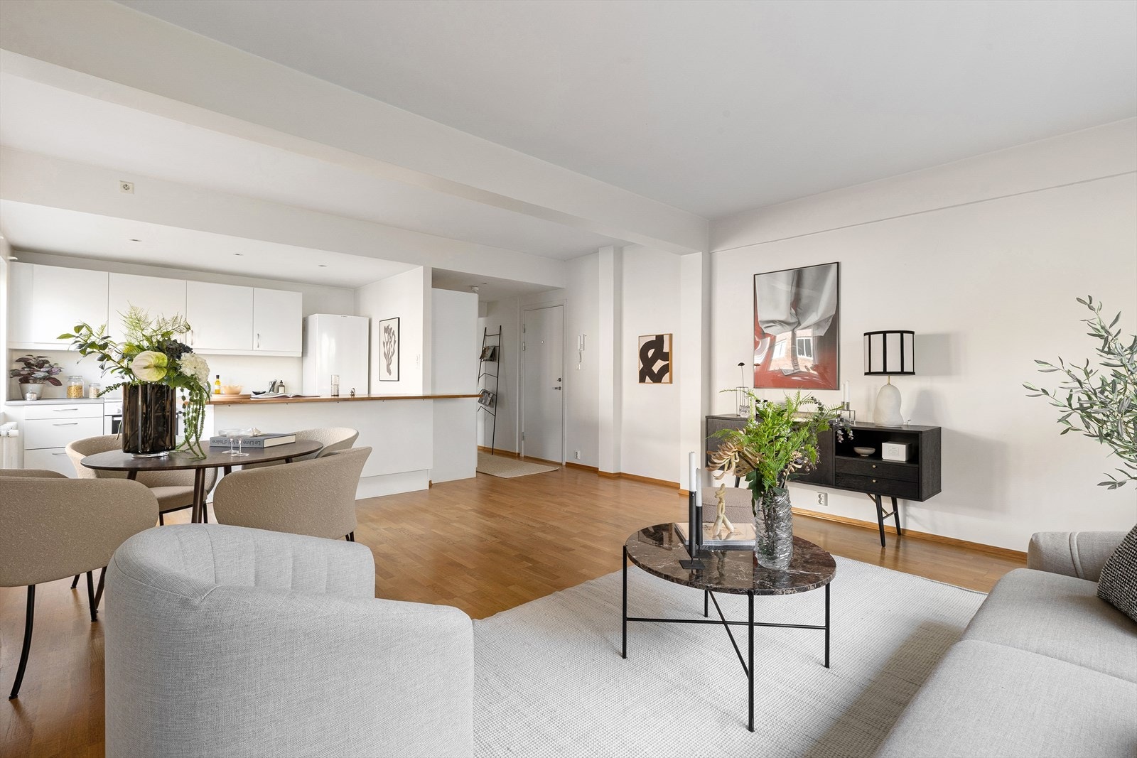 Den sosiale sonen er romslig og gir god plass til både sofagruppe og spisebord. Galleribilde