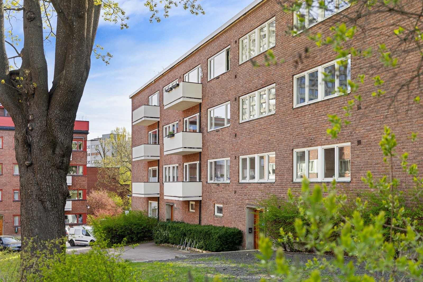 Bygården fra 1938 har en klassisk teglsteinsfasade og er en del av et veletablert og rolig nabolag. Galleribilde