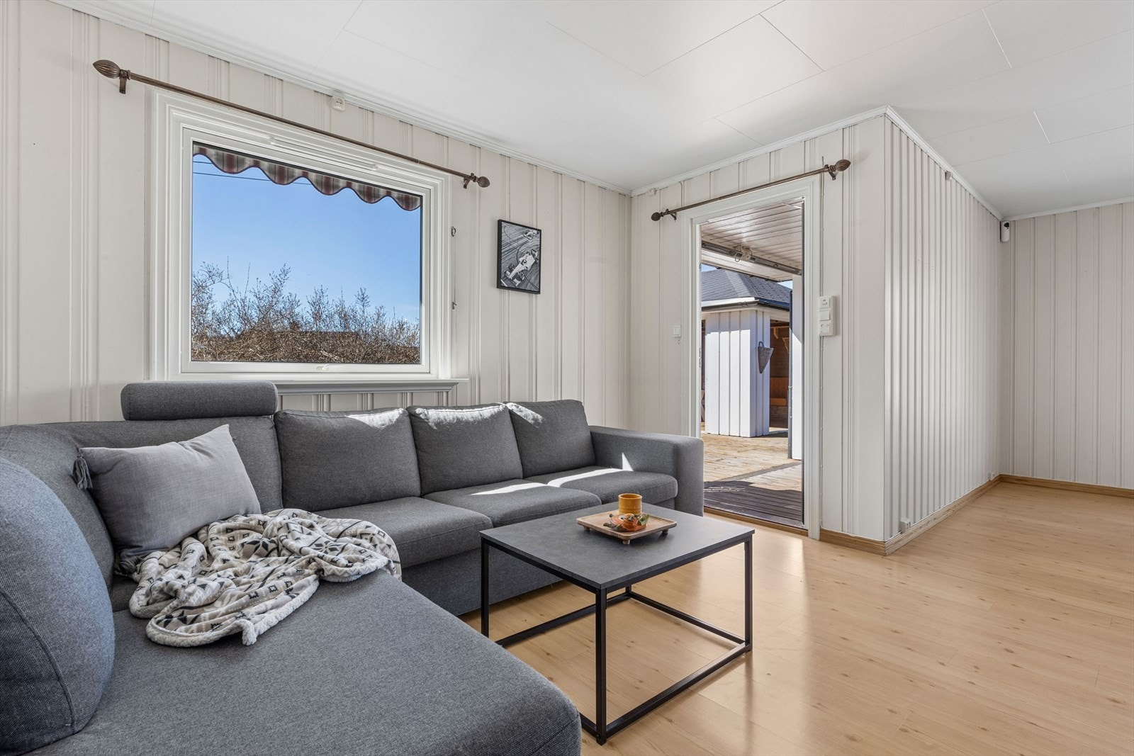 Direkte utgang fra stuen til den store terrassen og uteområdet. Galleribilde