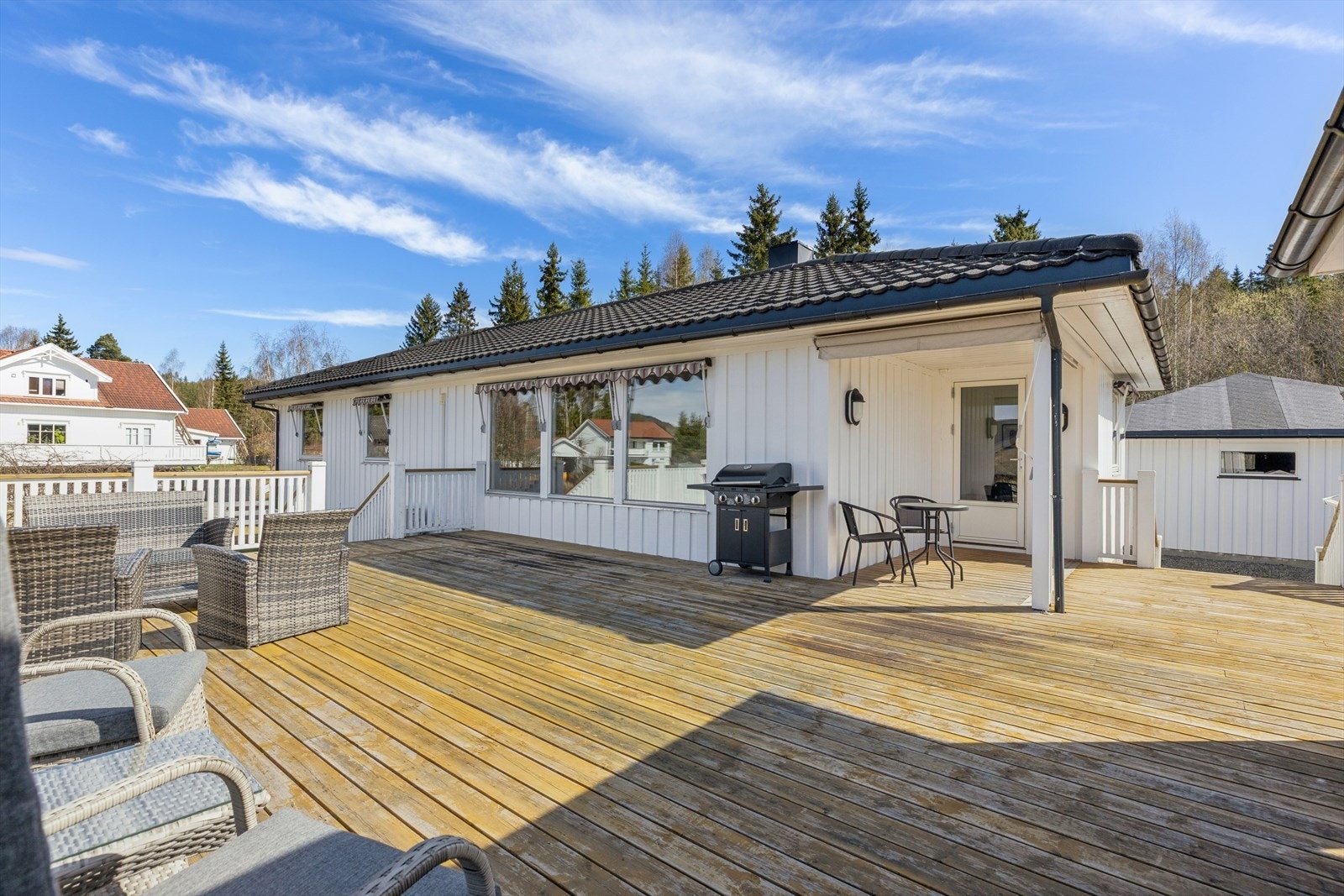 Den store terrassen gir rikelig med plass for utemøbler, grill og sosiale sammenkomster. Galleribilde