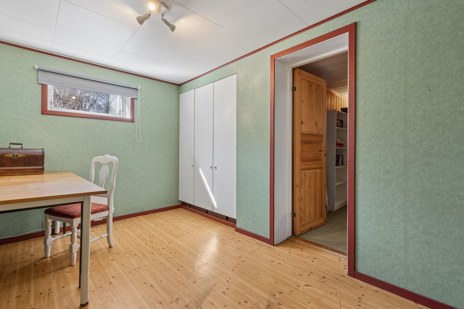 Underetasjen byr på flere disponible rom og god lagringsplass i boder. Galleribilde