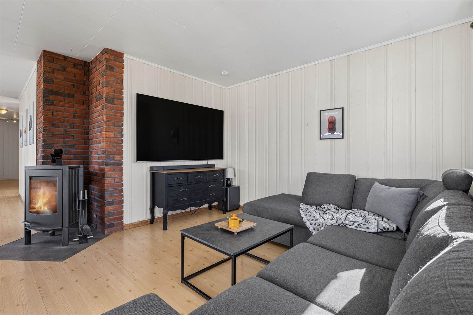TV-delen av stuen, med plass til en stor hjørnesofa. Galleribilde