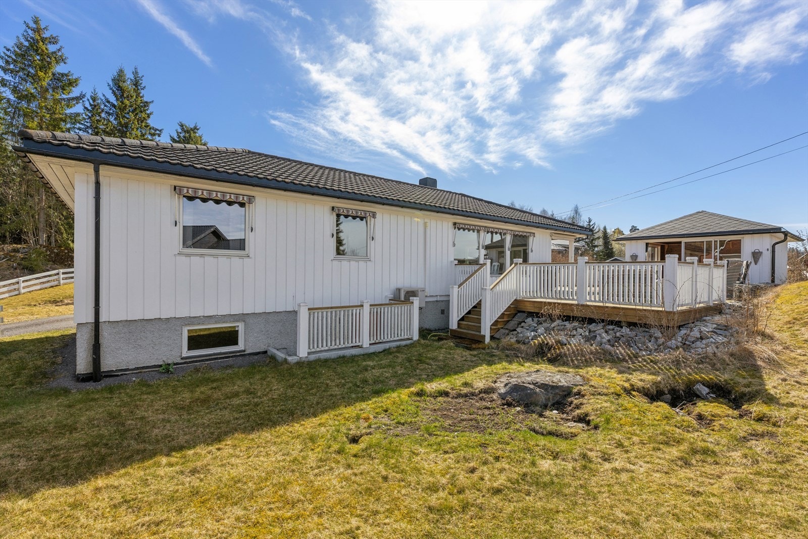 Huset har en stor terrasse med videre tilkomst til hagen. Galleribilde