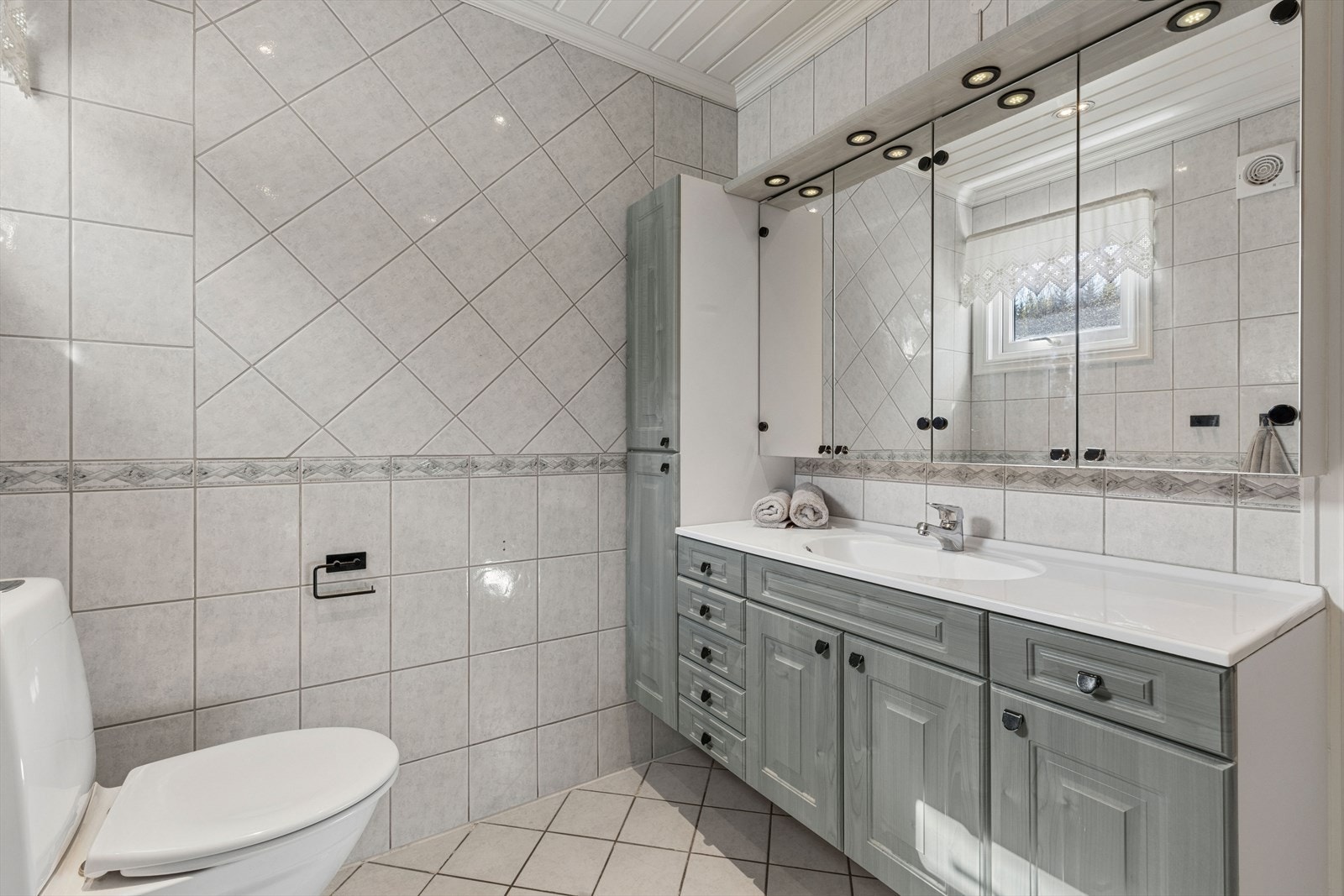 Badet ble oppgradert sist i 2002 og har flislagte overflater. Galleribilde