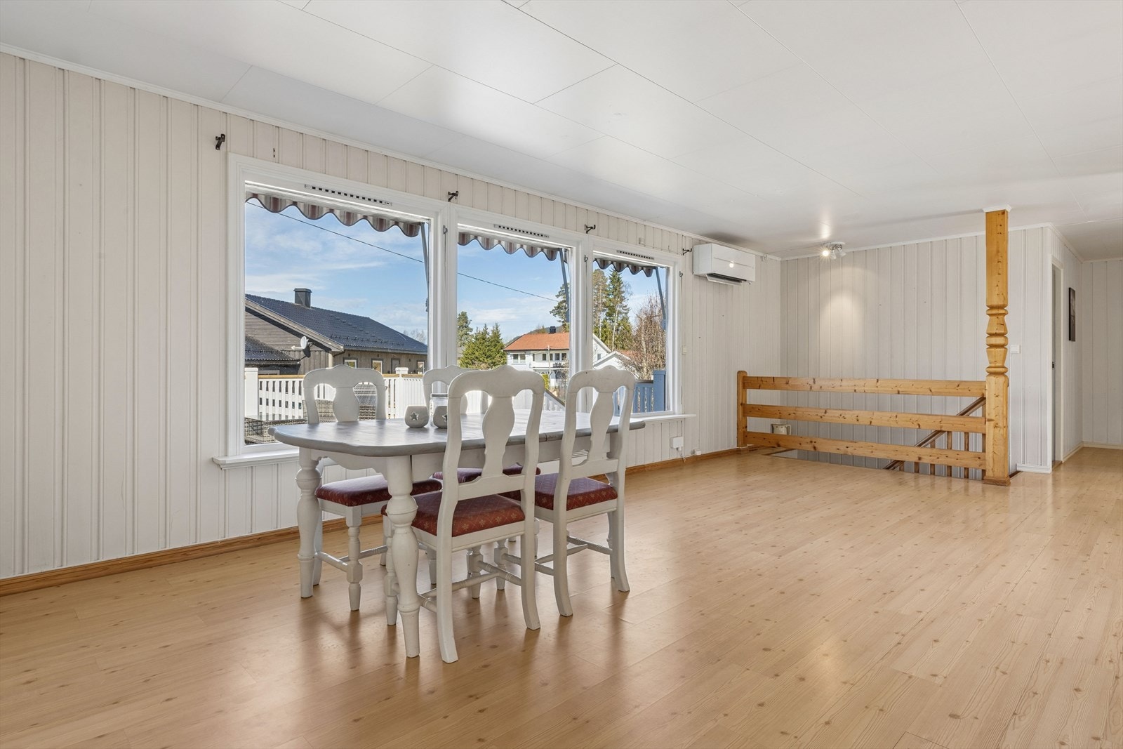 En luft-til-luft varmepumpe sørger for effektiv oppvarming av stuen. Galleribilde
