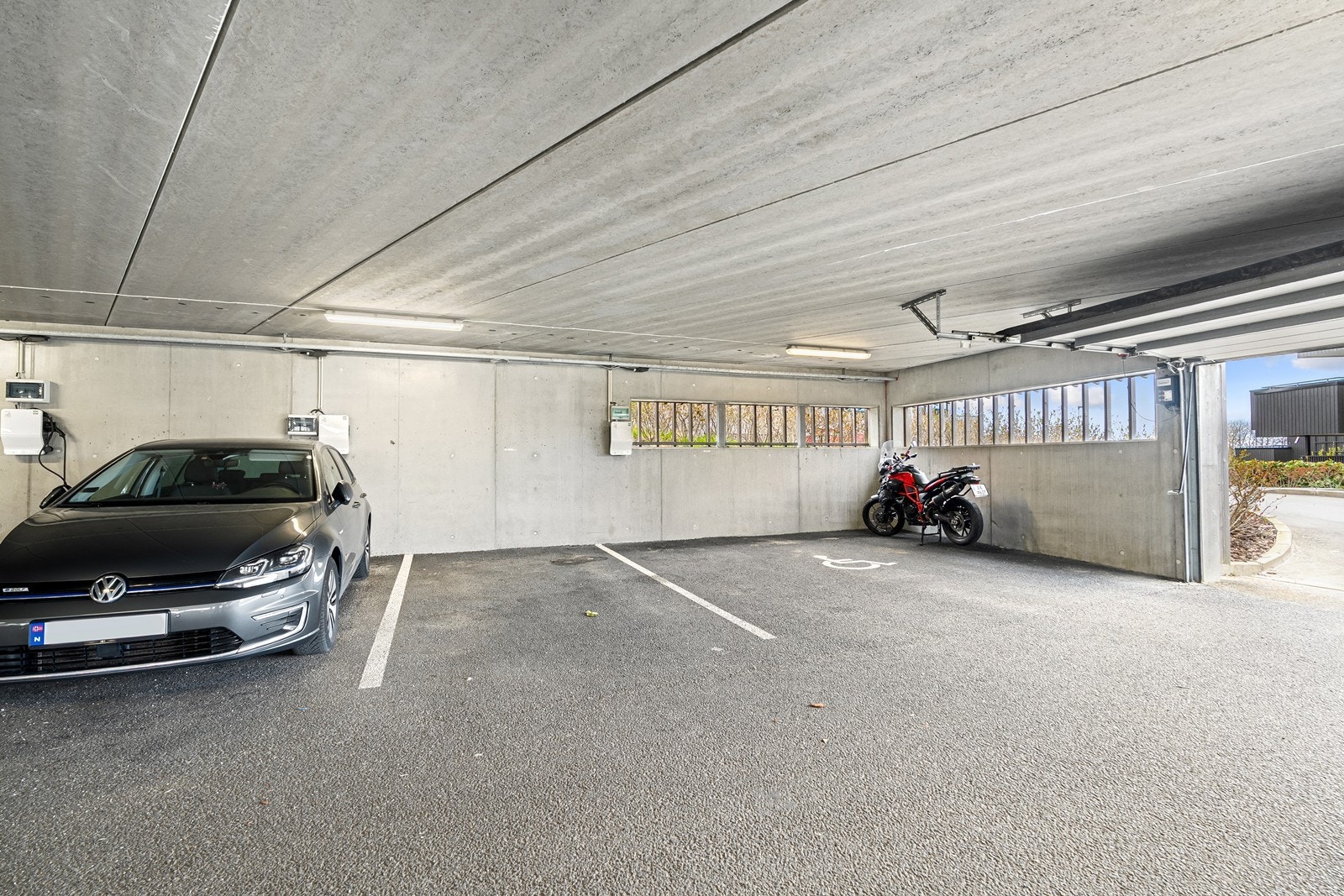 Fast parkeringsplass i garasjeanlegg - det er også sportsbod i garasjeanlegget som medfølger. Gjesteparkering på garasjetak. Galleribilde