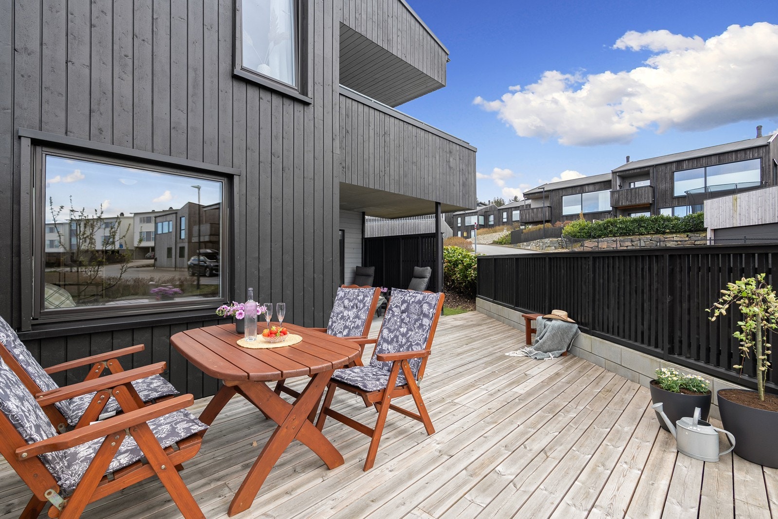 Leilighten har et lettstelt og pent uteområde med stor terrasse, levegg og gjerde. Galleribilde