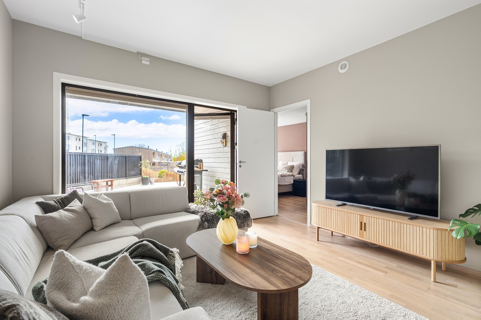 Utgang til terrasse fra stue - stuen er malt i moderne og tidsriktig farge. Galleribilde